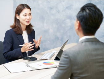 ポストにチラシを配布するポスティングスタッフ